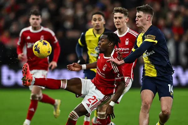 Nottingham Ormanı 'ndan Anthony Elanga, Nottingham Forest' ın Bournemouth 'a karşı oynadığı 23 Aralık 202' de Premier League maçında topu kontrol ediyor.