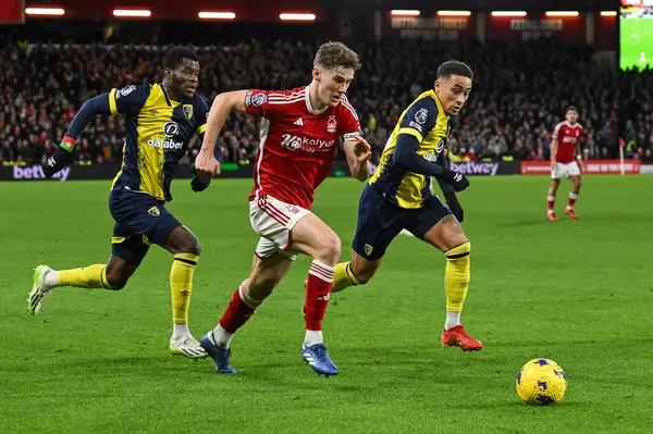 Nottingham Ormanı 'ndan Ryan Yates Premier Lig maçında Nottingham Forest' a karşı Bournemouth City Ground, Nottingham, İngiltere 'de 23 Aralık 202' de topa vuruyor.