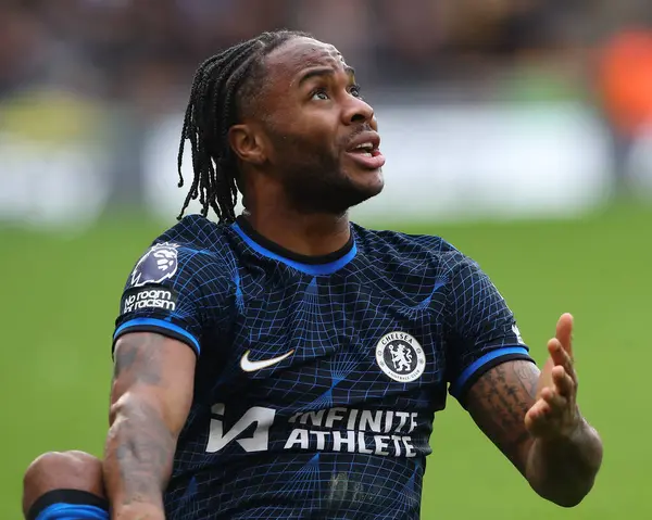 Chelsea 'den Raheem Sterling, Premier League maçında Wolverhampton Wanderers Chelsea' ye karşı Molineux, Wolverhampton, Birleşik Krallık 'ta 24 Aralık 202' de oynanan maçta hakem David Coote 'a itiraz etti.