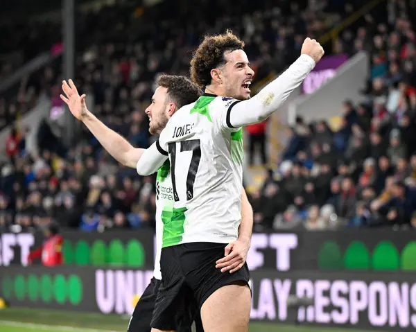 Liverpool Futbol Kulübü 'nden Diogo Jota 20, Premier Lig maçı sırasında Liverpool 17' den Curtis Jones ile Liverpool 'a 0-2 kazanma golünü kutluyor. Burnley, Liverpool' a karşı Turf Moor, Burnley, İngiltere, 26 Aralık 202