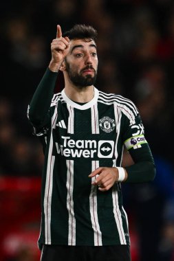 Manchester United takımından Bruno Fernandes 30 Aralık 202 'de Nottingham Forest Manchester United' a karşı City Ground, Nottingham, İngiltere 'de oynanan Premier League maçında takım talimatlarını verdi.