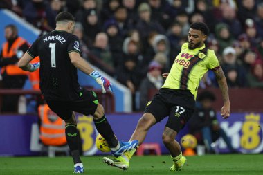 Aston Villa 'dan Emiliano Martnez, 30 Aralık 2023' te Birmingham, Villa Park 'ta oynanan Premier Lig karşılaşmasında Burnley' li Lyle Foster 'dan ileri pas topu aldı.