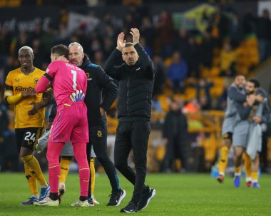 Wolverhampton Wanderers 'ın Gary O' Neil teknik direktörü, 30 Aralık 202 'de Wolverhampton Everton' a karşı oynanan Premier League maçı sonrasında ev sahibi taraftarları alkışlıyor.