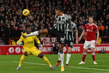 Manchester United takımından Raphal Varane, Premier League maçı Nottingham Forest 'a karşı Manchester United' ın 30 Aralık 2023 'te City Ground, Nottingham, İngiltere' de oynadığı maçta topu Manchester United 'dan Andr Onana' ya atıyor.