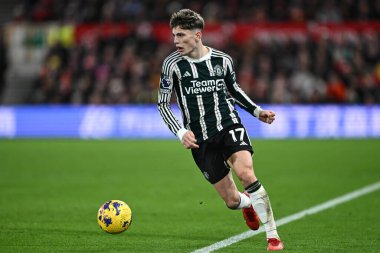 Manchester United takımından Alejandro Garnacho, 30 Aralık 202 'de İngiltere' nin Nottingham City Ground kentinde oynanan Premier League maçında topu aldı.