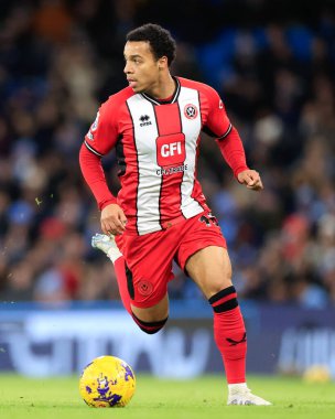 Sheffield United takımından Cameron Archer 30 Aralık 202 'de Etihad Stadyumu' nda Manchester City ile Sheffield United arasındaki Premier League maçında topu ileri attı.