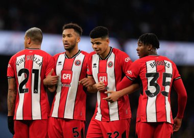 Sheffield United 'dan Auston Trusty ve Sheffield United' dan William Osula, Manchester City 'nin 30 Aralık 202' de Etihad Stadyumu 'nda Sheffield United' a karşı oynadığı Premier League maçında Sheffield United serbest vuruş duvarına diziliyorlar.