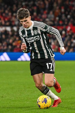 Manchester United takımından Alejandro Garnacho, 30 Aralık 202 'de İngiltere' nin Nottingham City Ground kentinde oynanan Premier League maçında topu aldı.