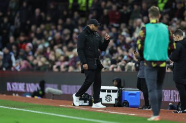 Burnley takımının menajeri Vincent Kompany, 30 Aralık 2023 'te Birmingham' da oynanan Premier Lig karşılaşmasında Burnley 'li Lyle Foster' ın 2-2 'lik galibiyetini kutluyor.