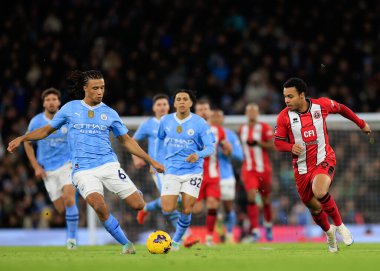 Manchester City 'den Nathan Ak, Premier League maçında Manchester City ile Sheffield United' ın 30 Aralık 2023 'te Etihad Stadyumu' nda oynadıkları maçta Sheffield United 'dan Cameron Archer' ı yendi.