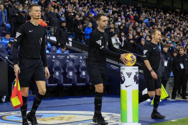 Hakem David Coote, 30 Aralık 202 tarihinde Etihad Stadyumu 'nda Manchester City' nin Sheffield United 'a karşı oynadığı Premier League maçı öncesinde topu kaldırdı.