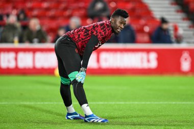 Manchester United takımından Andr Onana Premier Lig karşılaşması öncesinde Nottingham Forest Manchester United 'a karşı City Ground, Nottingham, İngiltere' de 30 Aralık 2023 'te oynanan maç öncesi ısınma maçında