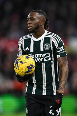 Manchester United takımından Aaron Wan-Bissaka 30 Aralık 202 'de İngiltere' nin Nottingham şehrinde oynanan Premier League maçında Nottingham Forest 'a karşı Manchester United maçında bir atış yapmaya hazırlanıyor.
