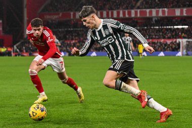 Manchester United takımından Alejandro Garnacho, 30 Aralık 202 'de İngiltere' nin Nottingham City Ground kentinde oynanan Premier League maçında topu aldı.