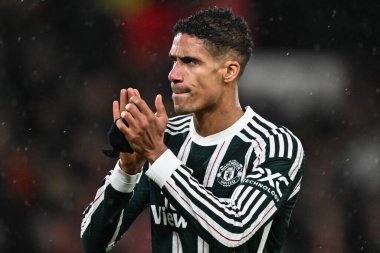 Manchester United takımından Raphal Varane, Manchester United 'ın 30 Aralık 2023' te Manchester City Ground, Nottingham, İngiltere 'de oynanan Premier League maçında kaybettiği 2-1' lik galibiyet sonrasında seyircileri alkışlıyor.