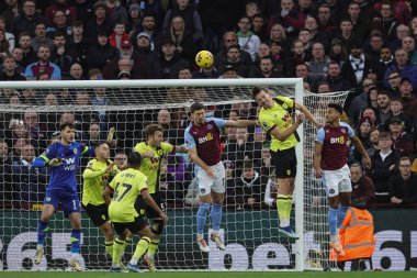 Burnley 'li Sander Berge, 30 Aralık 202' de Birmingham, Villa Park 'ta oynanan Premier Lig karşılaşmasında köşedeki bir villadan ayrıldı.