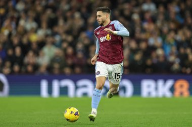 Aston Villa takımından Lex Moreno, 30 Aralık 2023 'te Birmingham, Villa Park' ta oynanan Premier League maçında topu aldı.