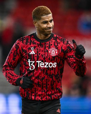 Manchester United takımından Marcus Rashford, 30 Aralık 202 'de İngiltere' nin Nottingham kentinde oynanan Premier League maçı öncesinde Manchester United 'a karşı Premier League maçında baş parmağını kaldırdı.