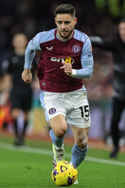 Aston Villa takımından Lex Moreno, 30 Aralık 2023 'te Birmingham, Villa Park' ta oynanan Premier League maçında topu aldı.
