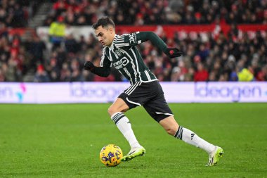 Manchester United takımından Diogo Dalot, 30 Aralık 202 'de İngiltere' nin Nottingham City Ground kentinde oynanan Premier League maçında topu aldı.