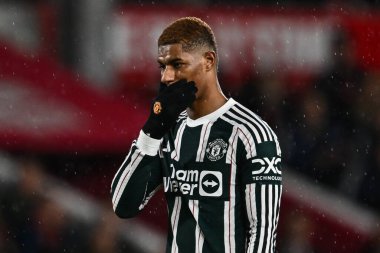 Manchester United takımından Marcus Rashford 30 Aralık 202 'de Nottingham Forest Manchester United' a karşı City Ground, Nottingham 'da oynanan Premier League maçında ağzını kapatıyor.