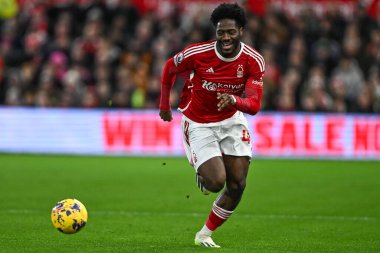 Nottingham Ormanı 'ndan Ola Aina 30 Aralık 202' de İngiltere 'nin Nottingham City Ground kentinde oynanan Premier League maçı sırasında topla bir çıkış yaptı.