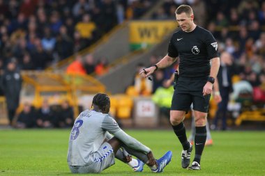 Hakem Thomas Bramall, 30 Aralık 202 tarihinde Wolverhampton, Wolineux, Wolverhampton, Birleşik Krallık 'ta oynanan Premier League maçı sırasında Everton' dan Amadou Onana # 8 'i kontrol ediyor.