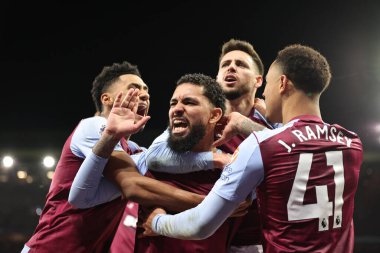 Aston Villa 'dan Douglas Luiz, 30 Aralık 202' de Birmingham, Birmingham 'da oynanan Premier Lig maçı Aston Villa-Burnley maçında 3-2' lik galibiyetini kutluyor.