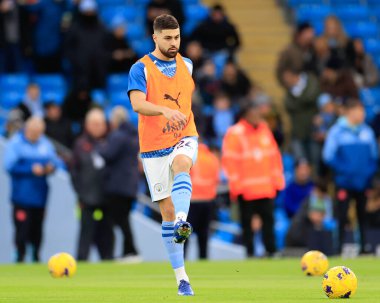 Manchester City 'den Joko Gvardiol, 30 Aralık 2023 tarihinde Etihad Stadyumu' nda oynanan Premier League maçında ısınıyor.