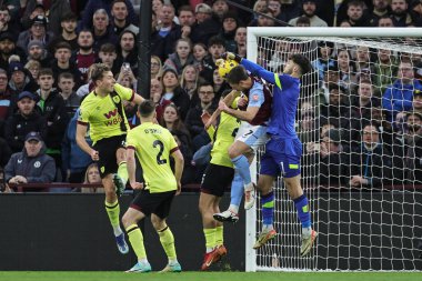 Burnley 'den James Trafford, 30 Aralık 2023' te Birmingham, Villa Park 'ta oynanan Premier Lig karşılaşmasında Aston Villa-Burnley maçında topu atarken Aston Villa' nın Clment Lenglet ile çatıştı.
