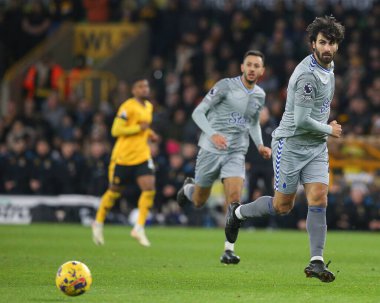 Everton 'dan Andr Gomes Premier Lig maçı sırasında Wolverhampton Wanderers Everton' a karşı Molineux, Wolverhampton, İngiltere 'de 30 Aralık 2023' te pas attı.