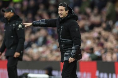 Aston Villa 'nın Unai Emery teknik direktörü 30 Aralık 202' de İngiltere 'nin Birmingham kentinde oynanan Premier League maçında Aston Villa-Burnley maçında tepki gösterdi.