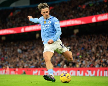 Manchester City 'den Jack Grealish 30 Aralık 202' de Etihad Stadyumu 'nda Manchester City ile Sheffield United arasında oynanan Premier League maçında topu geçiyor.