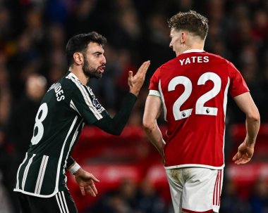 Manchester United takımından Bruno Fernandes, Nottingham Ormanı 'ndan Ryan Yates' e Premier League maçı sırasında Nottingham Forest 'a karşı Manchester United City Ground, Nottingham, İngiltere' de 30 Aralık 202 'de konuştu.