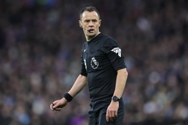 Hakem Stuart Attwell Premier Lig karşılaşmasında Aston Villa ve Burnley Villa Park, Birmingham, İngiltere, 30 Aralık 202