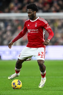 Nottingham Ormanı 'ndan Ola Aina 30 Aralık 202' de Nottingham Forest Manchester United 'a karşı City Ground, Nottingham, İngiltere' de oynanan Premier League maçı sırasında hareket halindeydi.