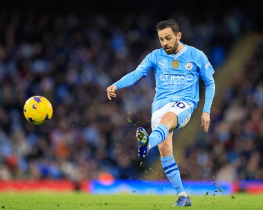 Manchester City takımından Bernardo Silva, Manchester City 'nin 30 Aralık 202' de Etihad Stadyumu 'nda Sheffield United' a karşı oynadığı Premier League maçında serbest vuruş yaptı.