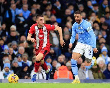 Manchester City 'den Kyle Walker ve Sheffield United' tan Luke Thomas Premier League maçında Manchester City ile Sheffield United arasında 30 Aralık 202 'de Etihad Stadyumu' nda oynandı.
