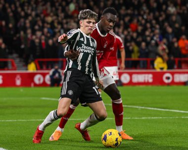 Manchester United takımından Alejandro Garnacho, Nottingham Ormanı 'ndan Moussa Niakhat' ı 30 Aralık 2023 'te Nottingham Forest Manchester United' a karşı oynadığı Premier League maçında durdurdu.