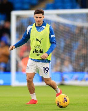 Manchester City 'den Julin Ivarez, 30 Aralık 2023 tarihinde Etihad Stadyumu' nda oynanan Premier League maçında ısınıyor.