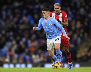 Manchester City 'den Phil Foden # 47 Premier League maçında Sheffield United' ın Vinicius Souza # 21 'den koşar Manchester City - Sheffield United Etihad Stadyumu, Manchester, İngiltere, 30 Aralık 202
