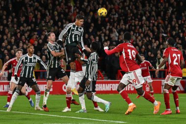 Manchester United takımından Raphal Varane, 30 Aralık 2023 'te Nottingham Forest, Manchester United' a karşı City Ground, Nottingham, İngiltere 'de oynanan Premier League maçında açık farkla önde gidiyor.