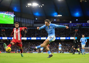 Manchester City 'den Jack Grealish 30 Aralık 202' de Etihad Stadyumu 'nda Manchester City ile Sheffield United arasında oynanan Premier League maçında topu geçiyor.