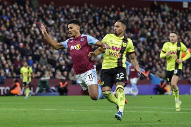 Aston Villa 'dan Ollie Watkins ve Burnley' den Vitinho, 30 Aralık 202 'de İngiltere' nin başkenti Birmingham 'da oynanan Premier Lig maçı sırasında penaltı atışında hakem Stuart Attwell' e penaltı verdi.
