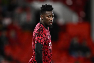 Manchester United takımından Andr Onana Premier League maçında ısınma turunda Nottingham Forest Manchester United 'a karşı City Ground, Nottingham, İngiltere, 30 Aralık 2023