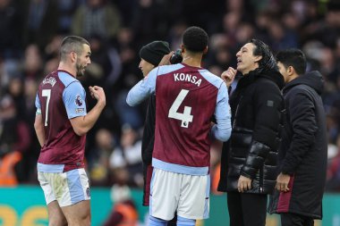 Aston Villa 'nın Unai Emery teknik direktörü Aston Villa takımının 30 Aralık 202' de Villa Park, Birmingham 'da oynanan Premier League maçında oynanan ara sırasında Ezri Konsa' ya talimat verdi.
