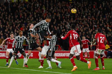 Manchester United takımından Raphal Varane, 30 Aralık 2023 'te İngiltere' nin Nottingham City Ground kentinde oynanan Premier League maçında topu açık farkla önde götürüyor.