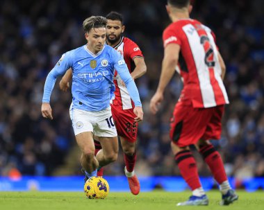 Manchester City 'den Jack Grealish 30 Aralık 202' de Etihad Stadyumu 'nda Manchester City ile Sheffield United arasındaki Premier League maçında topla koşar.