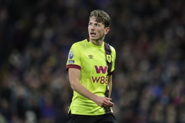 Burnley 'li Sander Berge, 30 Aralık 202' de İngiltere 'nin Birmingham kentinde oynanan Premier League maçında Aston Villa-Burnley maçında ikinci bir sarı kart aldıktan sonra karşı çıktı.