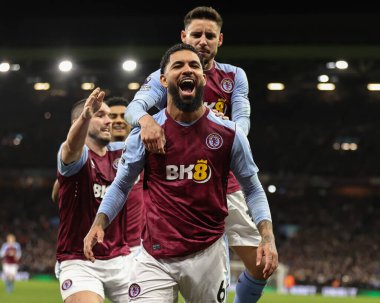 Aston Villa 'dan Douglas Luiz, 30 Aralık 202' de Birmingham, Birmingham 'da oynanan Premier Lig maçı Aston Villa-Burnley maçında 3-2' lik galibiyetini kutluyor.